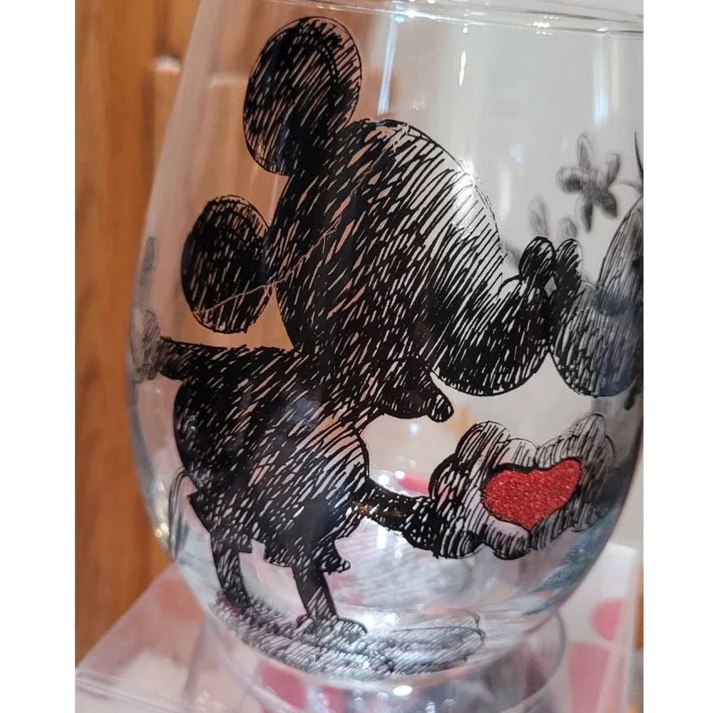 4 Mickey and Minnie Disney Wine Glasses  2 New in Box